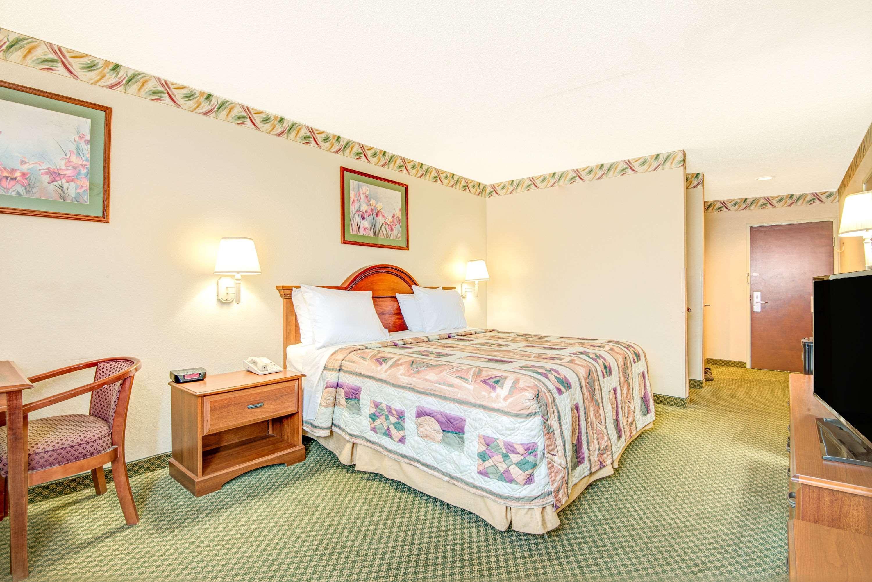 Days Inn By Wyndham Louisburg Eksteriør bilde