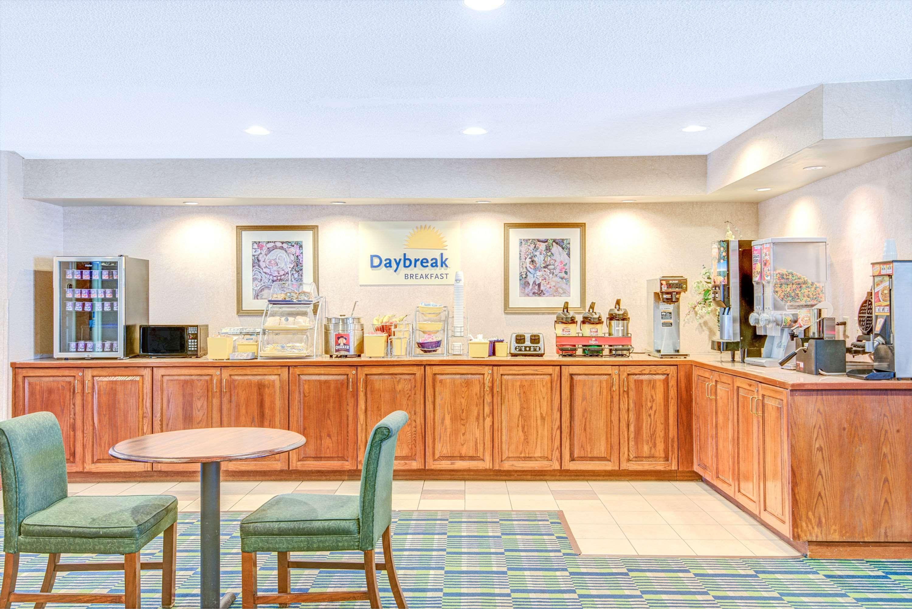 Days Inn By Wyndham Louisburg Eksteriør bilde