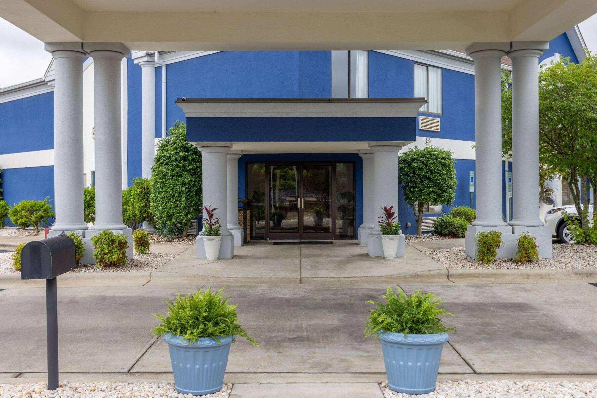 Days Inn By Wyndham Louisburg Eksteriør bilde